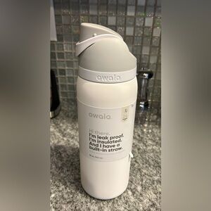 New Owala 32oz. Insulated Water Bottle Off-White & Gray With Green Straw